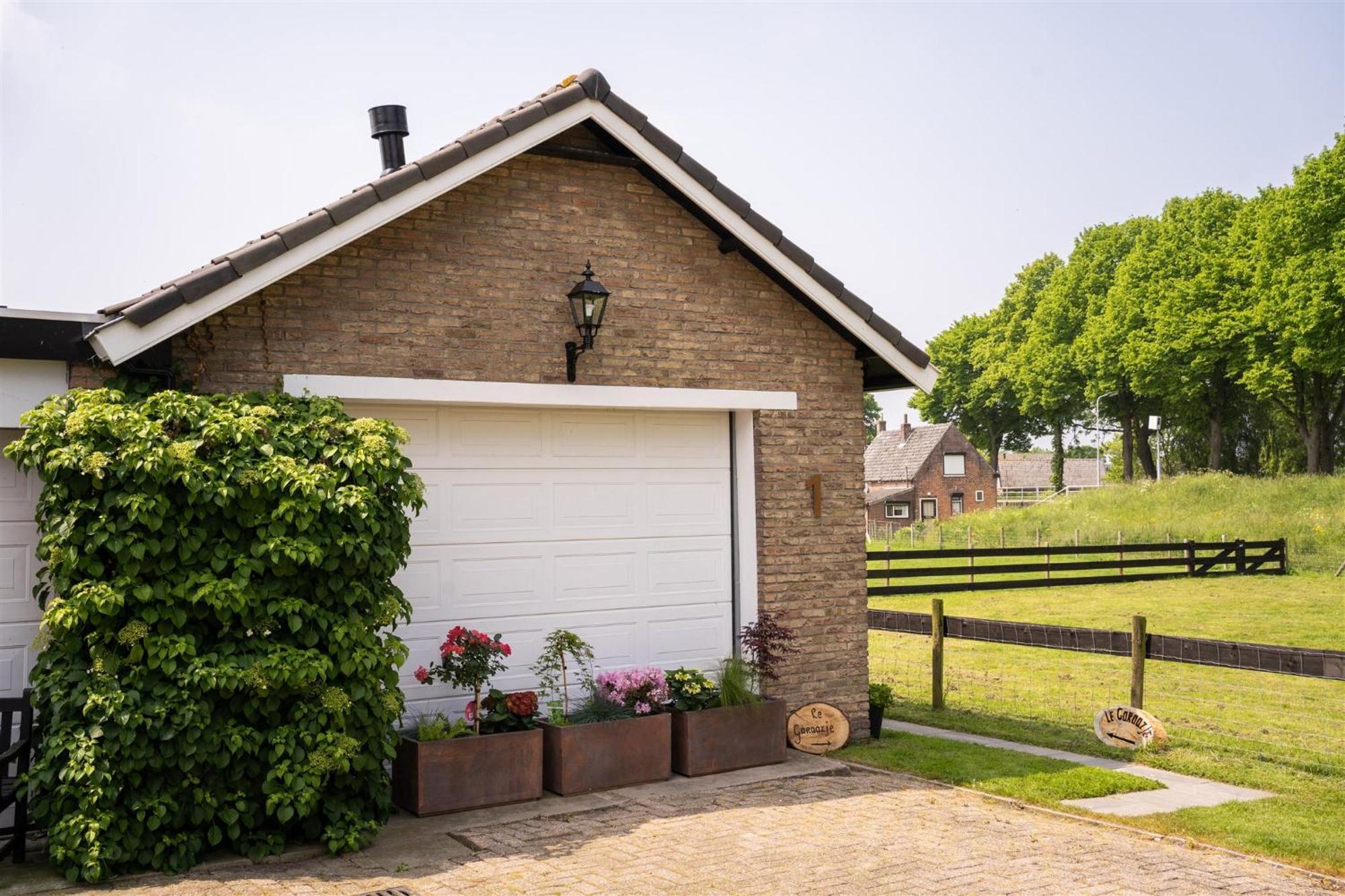 Vakantiewoning Le Garaazje 'S-Gravendeel Buitenkant foto